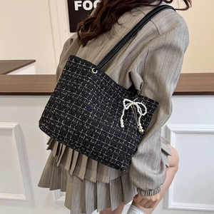 Elegante schwarze Tweed-Karierte Tragetasche mit Perlen-Schleifen-Anhänger am Modell gezeigt
