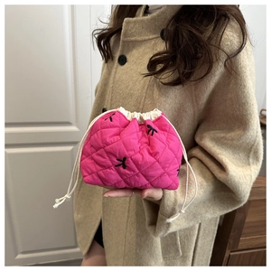 Detail der gesteppten Kordelzug-Beuteltasche in Rosa mit schwarzen Schleifenstickereien