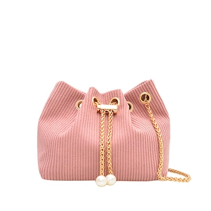Borsa a secchiello in velluto rosa con catena dorata e decorazione di perle