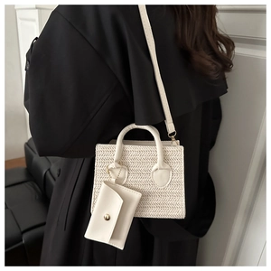 Vue détaillée d'un sac à main tissé crème avec double poignée et pochette à cartes assortie