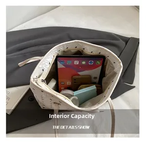 Grand sac fourre-tout blanc plissé montrant l'espace intérieur pour tablette et mobile