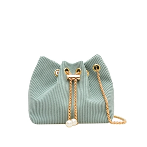 Sac seau en velours côtelé vert menthe avec perles blanches et chaîne dorée