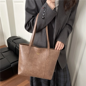 Bolso tote marrón de gran capacidad con textura de cuero, ideal para oficina y diario