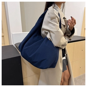 Detailansicht der großen dunkelblauen Nylon-Hobo-Tasche mit lässiger Textur