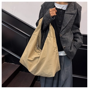 Nahaufnahme einer großen beigen Hobo-Tasche aus leichtem Nylon für den Alltag