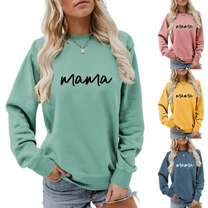 Détail de l'imprimé mama sur des sweat-shirts doux à manches longues en sauge, rose et jaune
