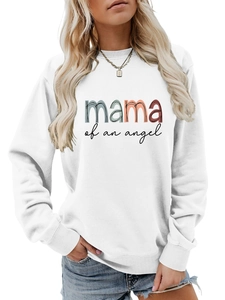 Détail de l'imprimé coloré mama of an angel sur un sweat-shirt blanc à col rond