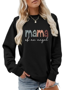 Détail de l'imprimé coloré 'mama of an angel' sur le sweat-shirt noir aux poignets côtelés