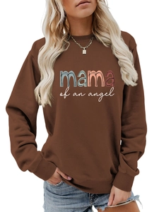 Détail de l'imprimé mama of an angel sur sweat-shirt en coton marron pour femmes