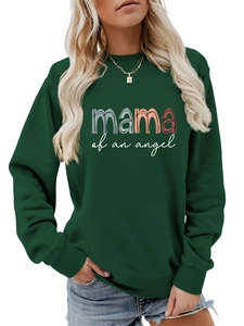 Détail de l'imprimé mama of an angel sur un sweat à col rond vert foncé pour femmes