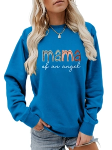 Détail d'un sweat bleu roi avec imprimé coloré mama of an angel pour femme chic