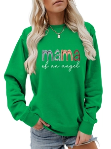 Détail de l'imprimé coloré mama of an angel et des poignets côtelés du sweat-shirt vert