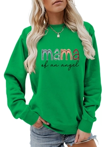 Détail du lettrage coloré Mama of an Angel sur un sweat à col rond vert