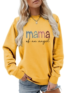 Détail de l'imprimé mama of an angel coloré sur un sweat à col rond jaune pour femme