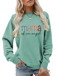 Détail du sweat vert menthe avec texte coloré imprimé mama of an angel