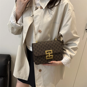 Sac à bandoulière marron avec motif monogramme, chaîne dorée et boucle pour femmes
