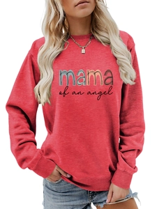 Détail d'un sweat rouge à col rond avec lettrage coloré Mama of an Angel imprimé