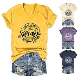 Détail de t-shirts col en V avec slogan, couleurs jaune, blanc, violet et bleu marine