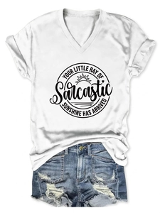 T-shirt blanc à col en V avec imprimé et short en jean déchiré posés à plat