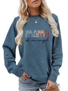Détail du lettrage coloré mama of an angel sur un sweatshirt bleu à col rond pour femme