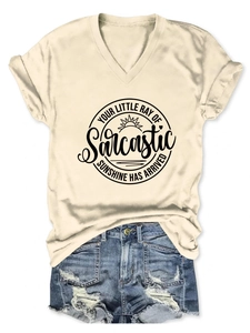 Tenue à plat avec t-shirt col V crème à message ironique et mini short en jean déchiré