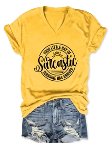 T-shirt jaune à col en V avec imprimé sarcastique et short en jean bleu déchiré à plat