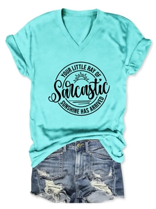Détail du T-shirt vert menthe à col en V et short en jean effiloché avec texte