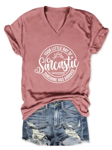 T-shirt rose col en V avec slogan et short en jean déchiré disposés à plat sur blanc