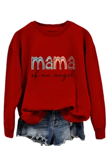 Détail d'un sweat rouge à manches longues avec imprimé coloré mama of an angel sur le torse
