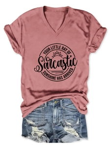 Tenue d'été avec t-shirt rose col en V et short en jean déchiré à plat sur fond blanc