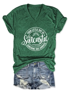 Gros plan sur le t-shirt vert à col en V avec slogan et short en jean vieilli bleu