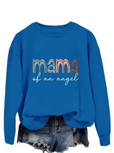 Détail du sweat bleu roi mama of an angel associé à un short en jean délavé