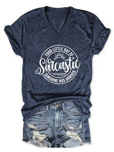 Détail d'un t-shirt col V bleu chiné avec imprimé sarcastique et short en jean assorti
