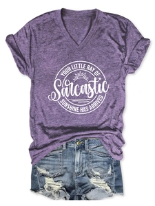 Détails à plat d'un ensemble t-shirt violet à col en V et short en jean vieilli