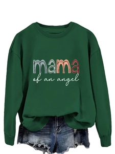 Détail de l'imprimé mama of an angel coloré sur un sweat vert foncé
