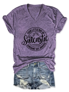 Détail du t-shirt violet col en V avec imprimé 'Little Ray of Sarcastic Sunshine'