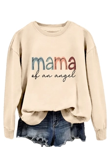 Détail de l'imprimé mama of an angel sur le sweat-shirt à col rond beige à manches longues