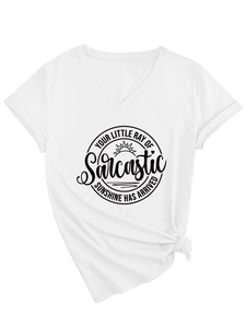 Détail d'un t-shirt blanc col V avec imprimé sarcastique et ourlet noué sur le côté
