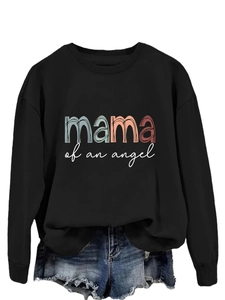 Détail du sweat noir mama of an angel associé à un short en jean déchiré tendance