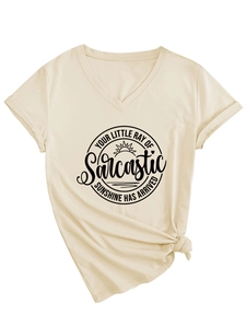 Détail d'un t-shirt beige à col en V avec imprimé graphique et motif à nœud latéral