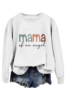 Détail de l'imprimé coloré 'Mama of an Angel' sur un sweat-shirt blanc à manches longues