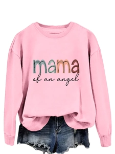 Détail du sweat rose mama of an angel avec un short en jean à bords francs