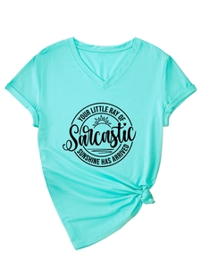 Détail d'un t-shirt col V vert menthe avec imprimé sarcastique et design à nœud latéral