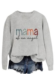 Détail du sweat gris avec lettrage coloré mama of an angel et texture de coton douce
