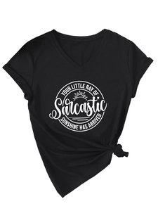 Vue détaillée du t-shirt noir à col en V avec logo graphique et nœud latéral tendance