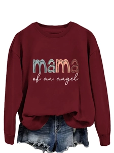 Détail du sweat bordeaux à col rond avec lettrage coloré mama of an angel pour femmes