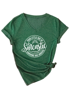 Détail du t-shirt vert foncé col V avec imprimé sarcastique et nœud sur le côté