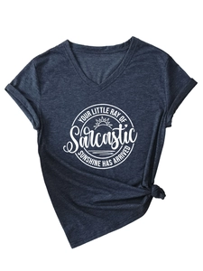 Détail d'un t-shirt gris foncé à col en V avec ourlet noué et slogan Sarcastic Sunshine