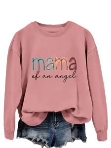 Gros plan du lettrage coloré Mama of an Angel sur sweat à col rond rose poudré