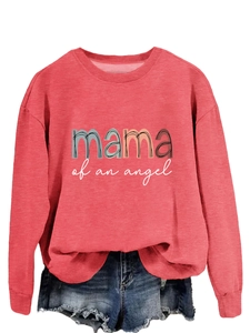 Détail d'un sweat corail à manches longues avec imprimé coloré mama of an angel